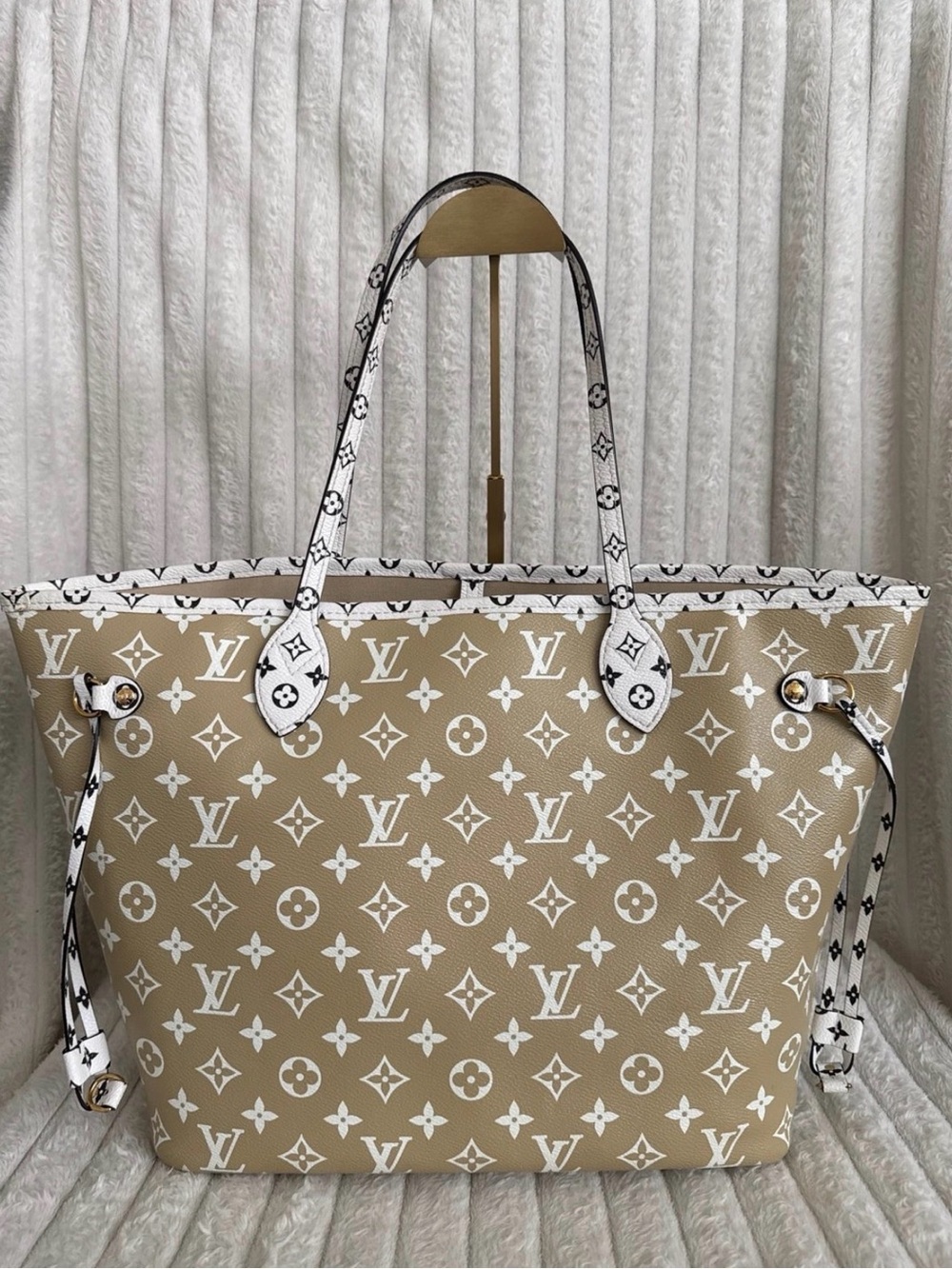 Louis Vuitton Olive Green and White Monogram Large Tote with White Pouch - Picture 8 of 15
